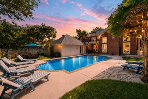 5BR - Heated Pool, Hot Tub, Fire Pit and Backyard