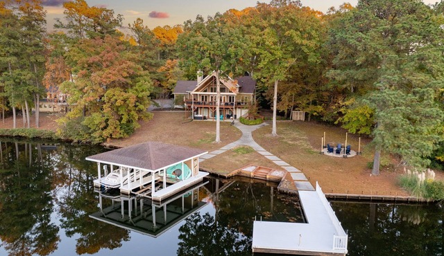 5BR Lakefront, Docks, Game Room, Kayaks, Pet Friendly
