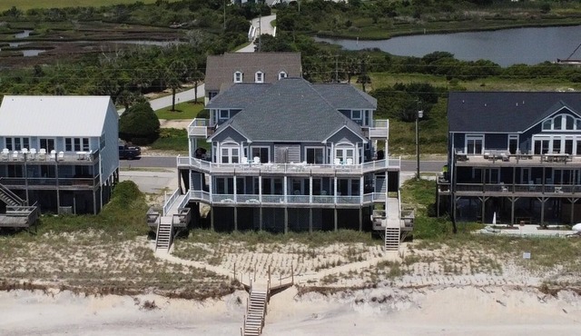 6 BR/5.5 baths on quiet beach. Penthouse suite. Free linens. Gorgeous views!