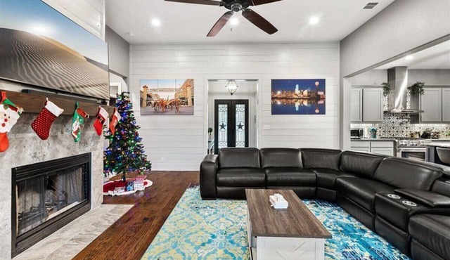 6BD/4.5BA Luxury Retreat w/Games Room + Backyard