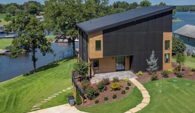6BR Lakefront Retreat | Private Cove | Sleeps 12 & More!