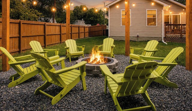 7 Min to Beach, Huge Yard, Fire Pit, BBQ, Beach Gear & Cornhole, by A Haven Away