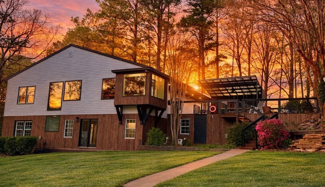 8 bdrm covered dock, bar and kitchen on the water! hot tub, firepit, sleeps 26,