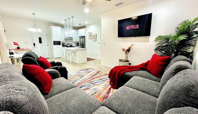 A Luxury Modern Fully Stocked 2 Bed/2Bath w/KING-Sleeps 6-BBQ-Lift massage chair