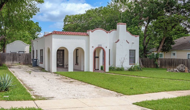A nice Hacienda in central Waco!