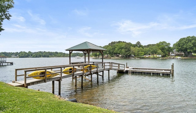 A quaint and cozy lakefront getaway. Pet friendly and boat slip provided.