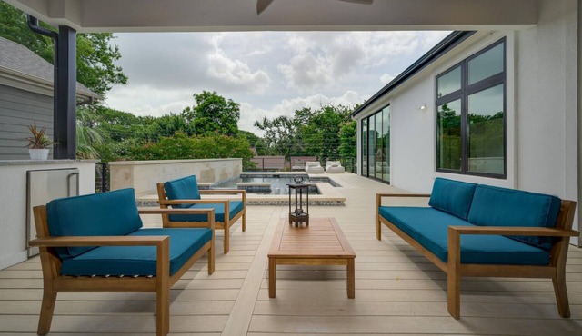 Above Contemporary I Luxury Services I Modern | 3Mi to Downtown I Pool/Spa