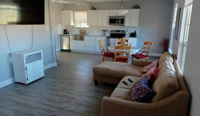 Adorable 2-bedroom guesthouse with patio