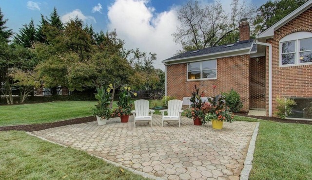 Adorable 2 bedrooms+ den with indoor fireplace