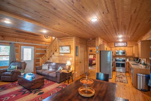 Adventure Cabin! Fire Pit, State Park, Fishing, Mtn Views, Hot Tub, WiFi
