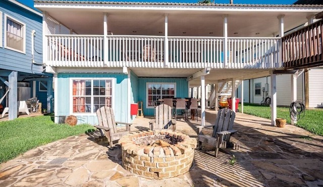 All Decked Out - Spacious Home with Fabulous River Views