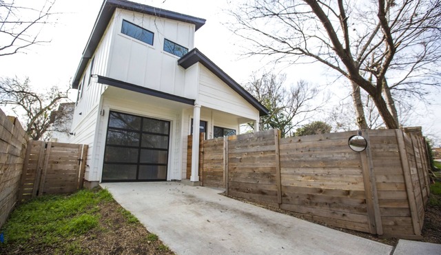 Amazing location! Modern 2BR house in downtown E. Austin.