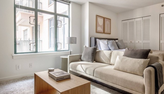 Amazing Penn Quarter Studio w/Gym, DM & W/D, near Metro, by Blueground
