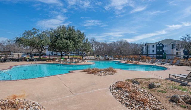 Apartment w/pool & hot tub + gym