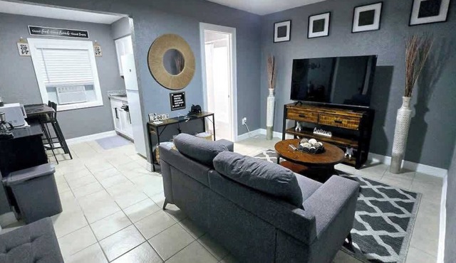 Apt#4 Quiet comfortable place near chemical plants