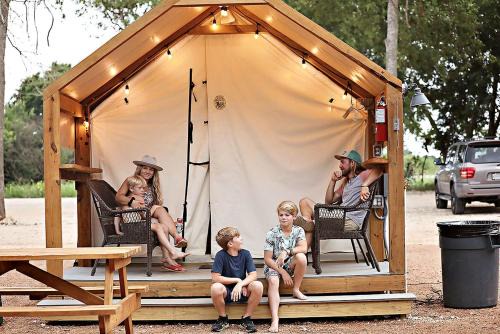 Aquatic Glamping Adventure in Texas: Fantastic Safari Tent by the Cibolo Creek in Marion