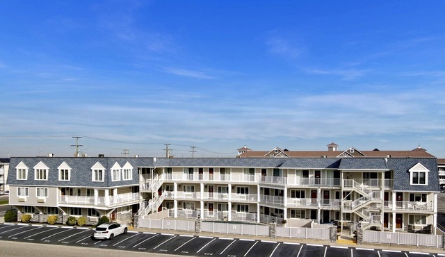 Attractive, air-conditioned Merrimack Condominium offering beachblock location