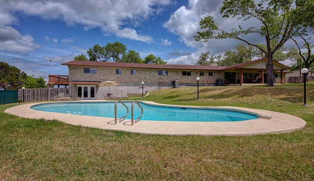 🌵 Austin Escape with Private Pool, Ping Pong & Game Space | Roadrunner Retreat