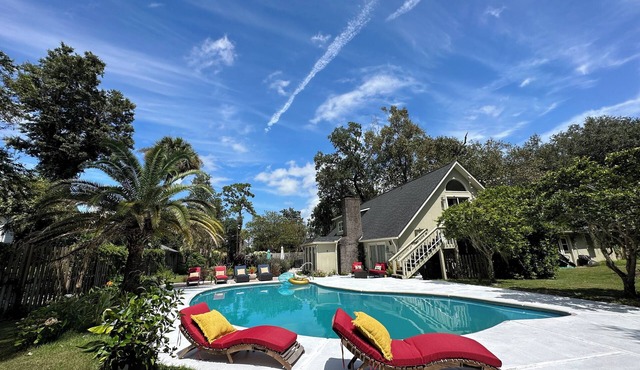Awesome 6-bedroom estate with AC in charming Savannah