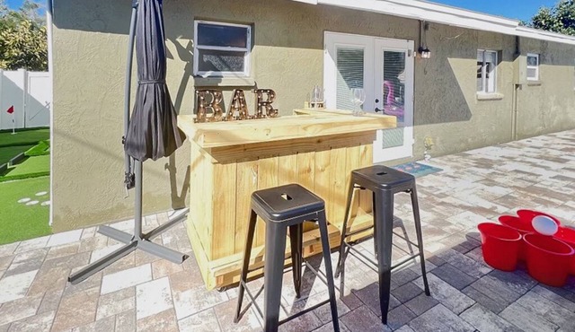Backyard Paradise - POOL, MINI GOLF & BAR