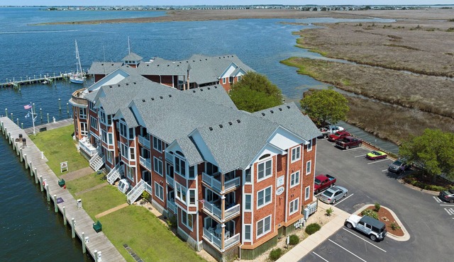 Bay Dream: Waterfront Penthouse | Pool Access