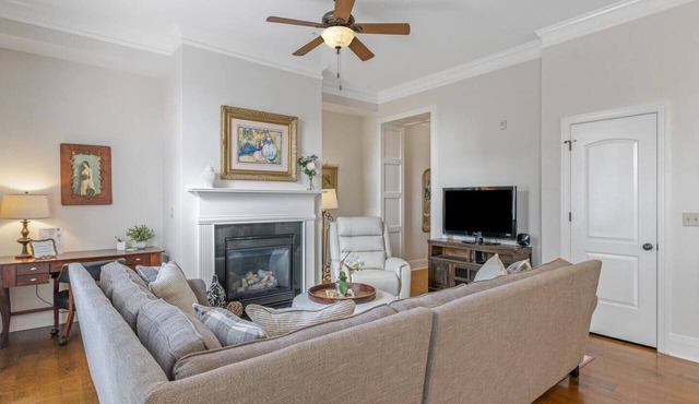 Bay St Beauty 2 Bedroom Condo in the Heart of SAV