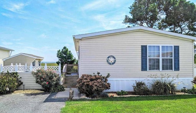 Bay-view manufactured retreat 2 pools, basketball & volleyball courts
