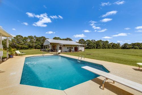 BBQ Ready: Farm-Style Kinston Hideaway w/Pool