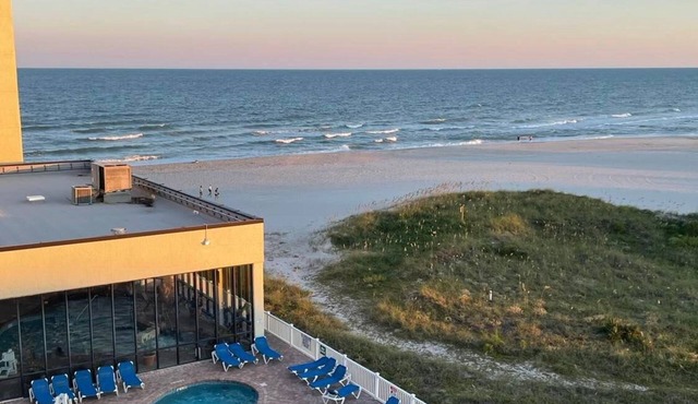 Beachside and Golf Retreat! 4.5 miles from PGA Tournament