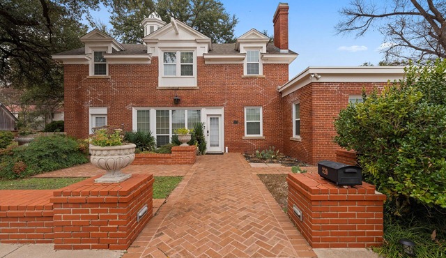 Beautiful 3-bedroom, 3.5 half Historic home in Downtown Waco