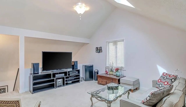 Beautiful 3-bedroom Furnished Town house close to restaurants and Airport