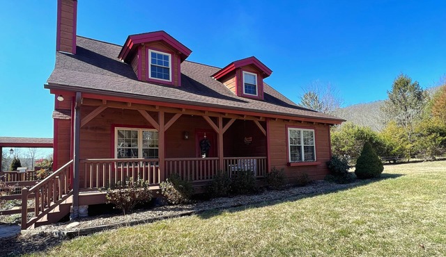 Beautiful 3 bedroom cabin in charming Mills River with hot tub