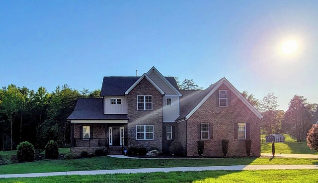 Beautiful 3 Level Executive home w/ HOT TUB!