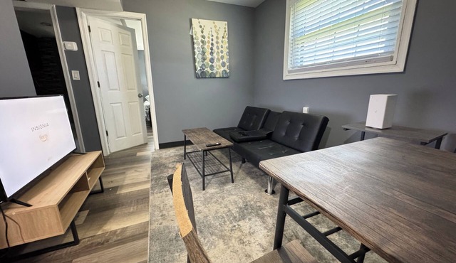 Beautiful APT with 3-Beds Near Downtown