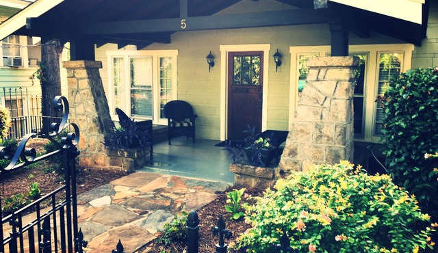 Beautiful Bungalow, walking distance to downtown and Main Street!