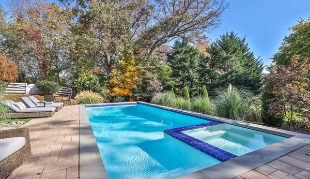 Beautiful McLean estate - heated pool and hot tub, 20 min to DC!