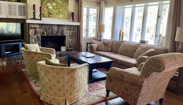 Beautiful mountain getaway close to it all!