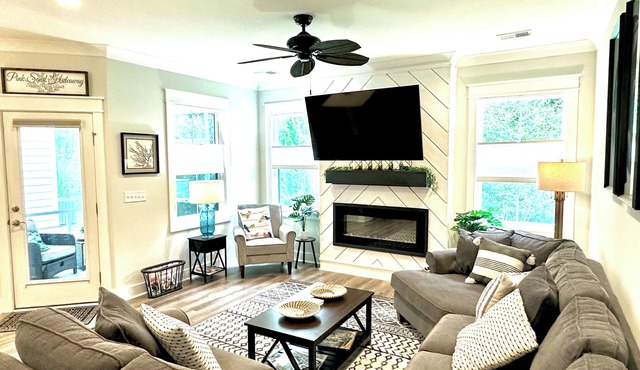 Beautiful new townhome- fall getaway discounts!