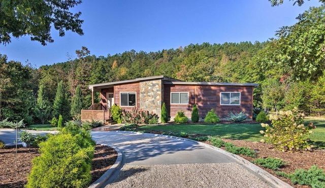 Beautiful Rutherfordton Retreat w/ Fire Pit!