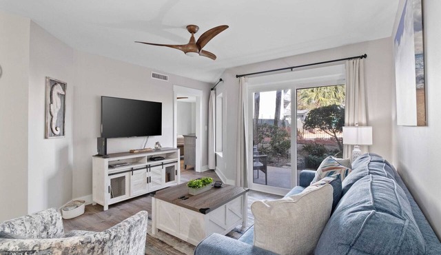 Beautiful Spacious w/Indoor Outdoor Pool, Hot Tub, Tennis, Pickle Ball & Beach !