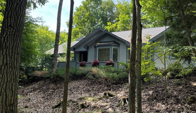 Beautiful Spacious Home in Birchwood Farms with optional Golf & Club privileges
