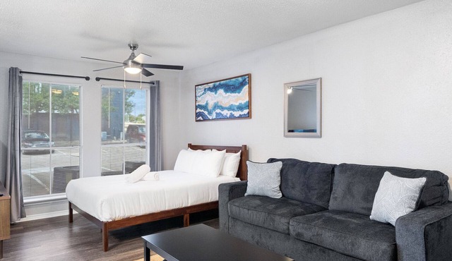 Beautiful Studio in University Hills 6k7v