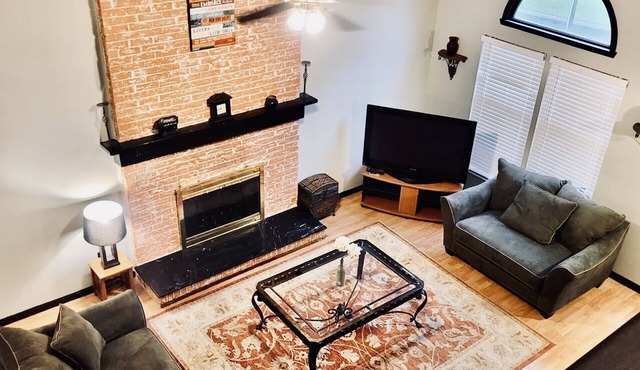 Beautifully furnished home next to lake & park - safe and convenient location
