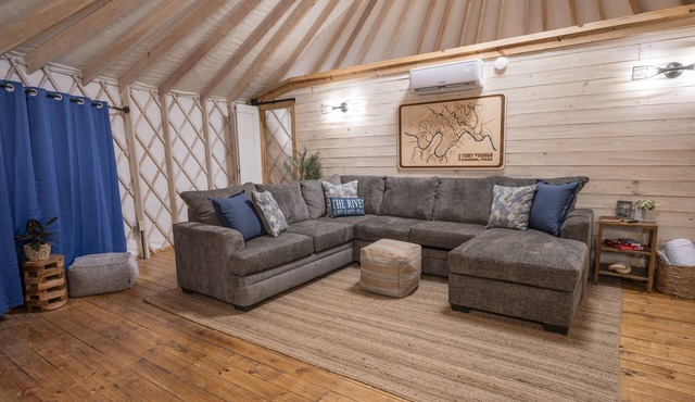 Blue Jay Yurt/Private Hot Tub/Cold A/C!/River Access/Close to Town!