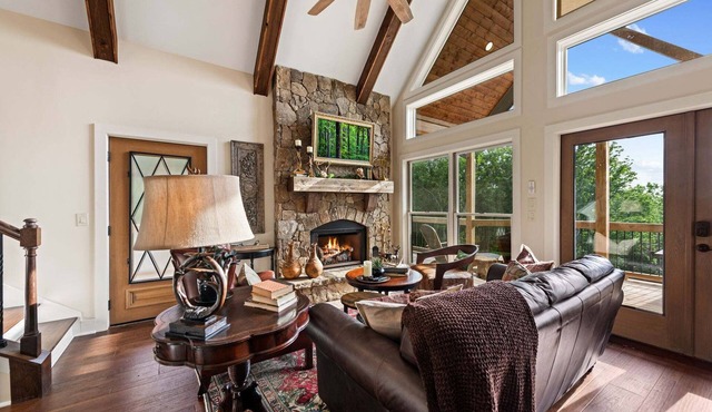 Blue Raven Lodge -Long Distance Mountain Views | Fireplace