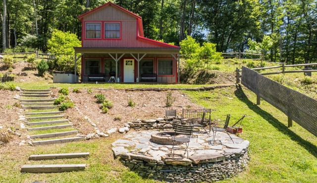 Blue Ridge Blowing Rock Cottage, Hot Tub, Pond, Acres to Explore! Close to App Ski Mountain!
