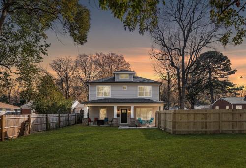 Bold Uptown Retreat - Hot Tub - 6 Beds