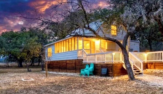 Book 3 Nights Get the 4th Free @ this Luxury Lodge in Leakey!