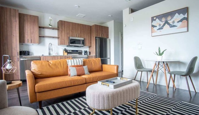Boulevard Stays Comfortable 1BR Suite w Pool, Parking, Gym 04