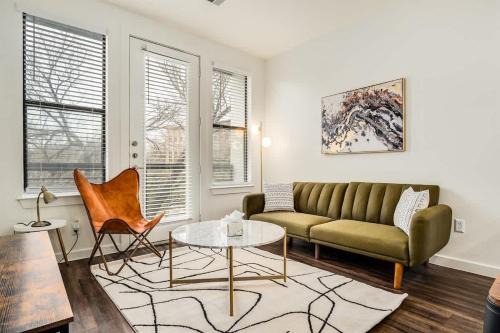 Boulevard Stays Walk to Downtown 1BR SoCo Pool Parking Gym 07